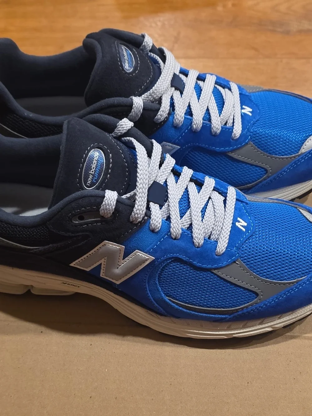size 10 M new balance sneakers men’s blue and white which tag